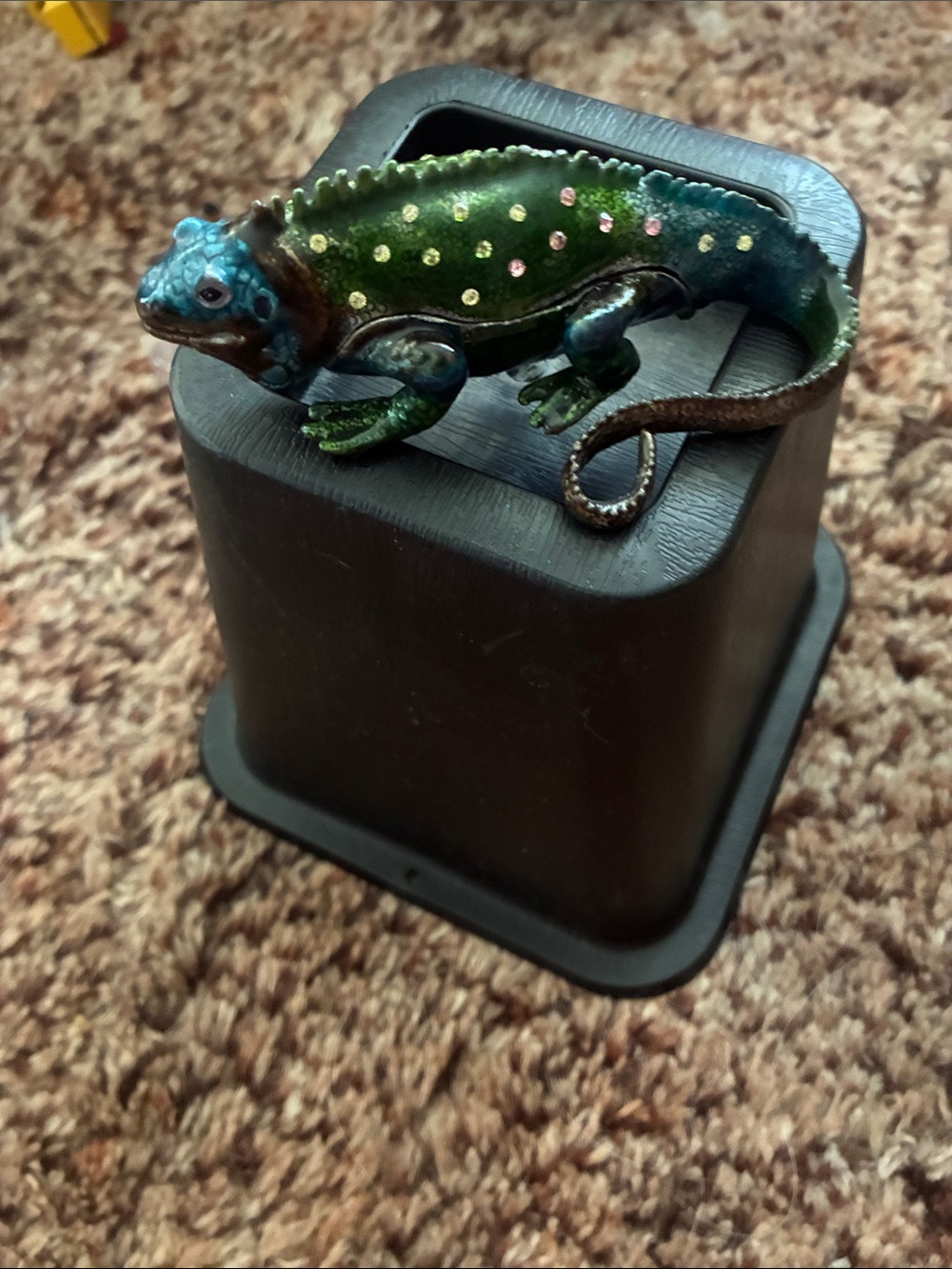 Iguana trinket box